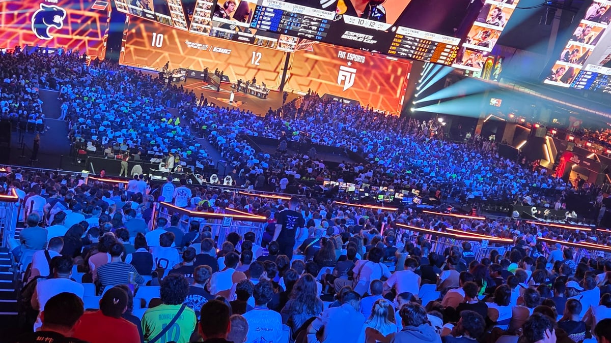 L'écran de la salle affiche la demi-finale entre FUT Esports et FURIA, avec le public dans les tribunes