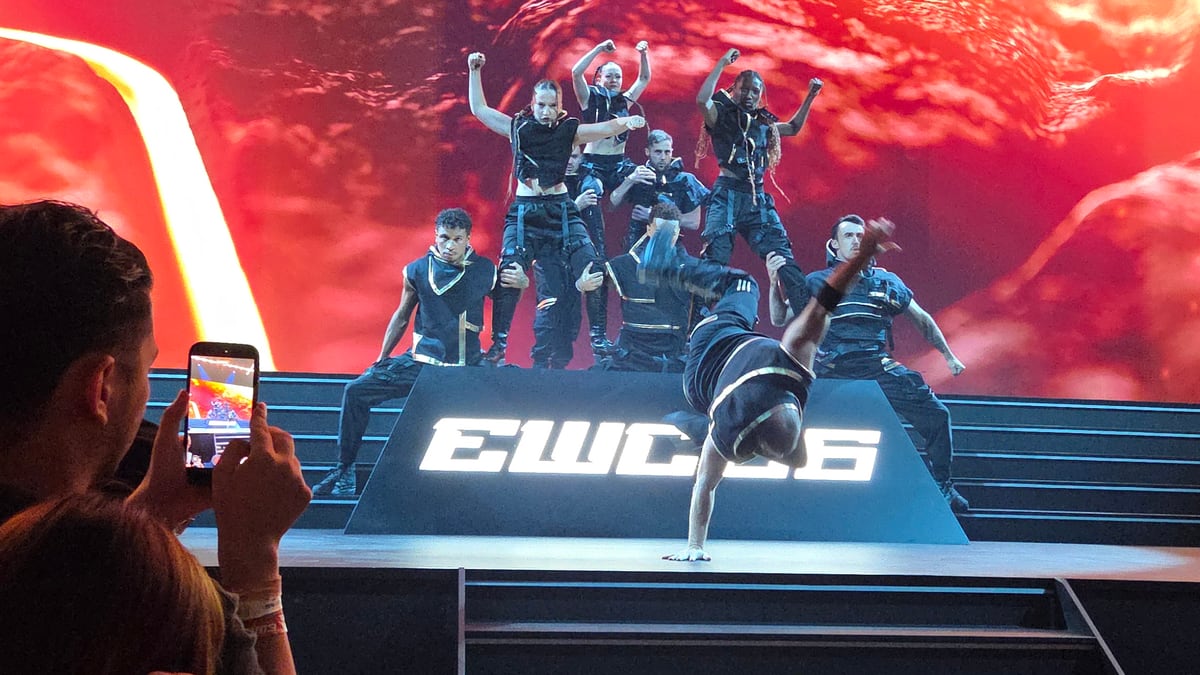 Des danseurs sur la scène EWC26 dans l'Accor Arena, juste avant le début de la grande finale