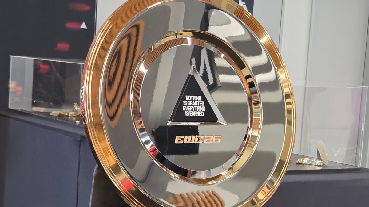 Le trophée de l'Esports World Cup 2026, avec la gravure Nothing is granted, everything is earned