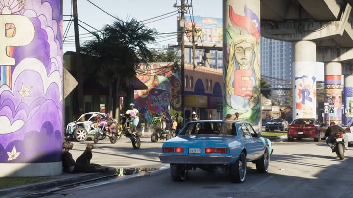 Rue de Vice City animée: motos, voitures et fresques murales colorées