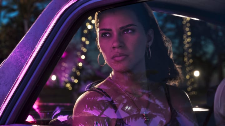 Lucia Caminos au volant, de nuit, sous des reflets néon violets