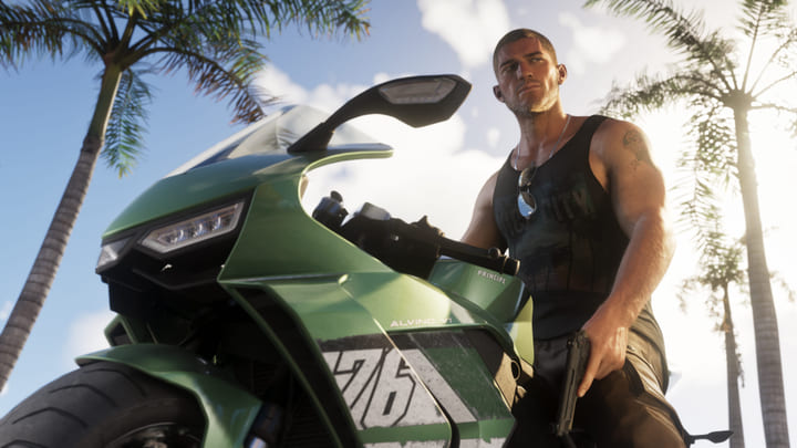 Jason Duval adossé à une moto sportive, entouré de palmiers