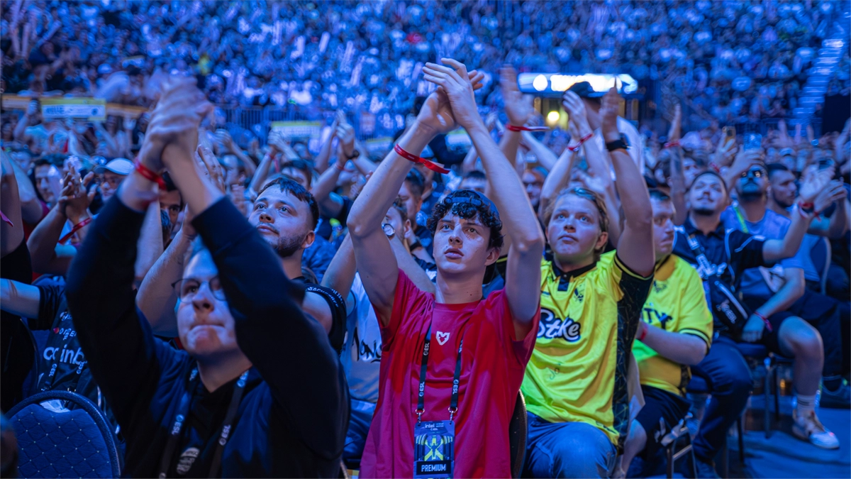 Des fans applaudissent et acclament pendant le match