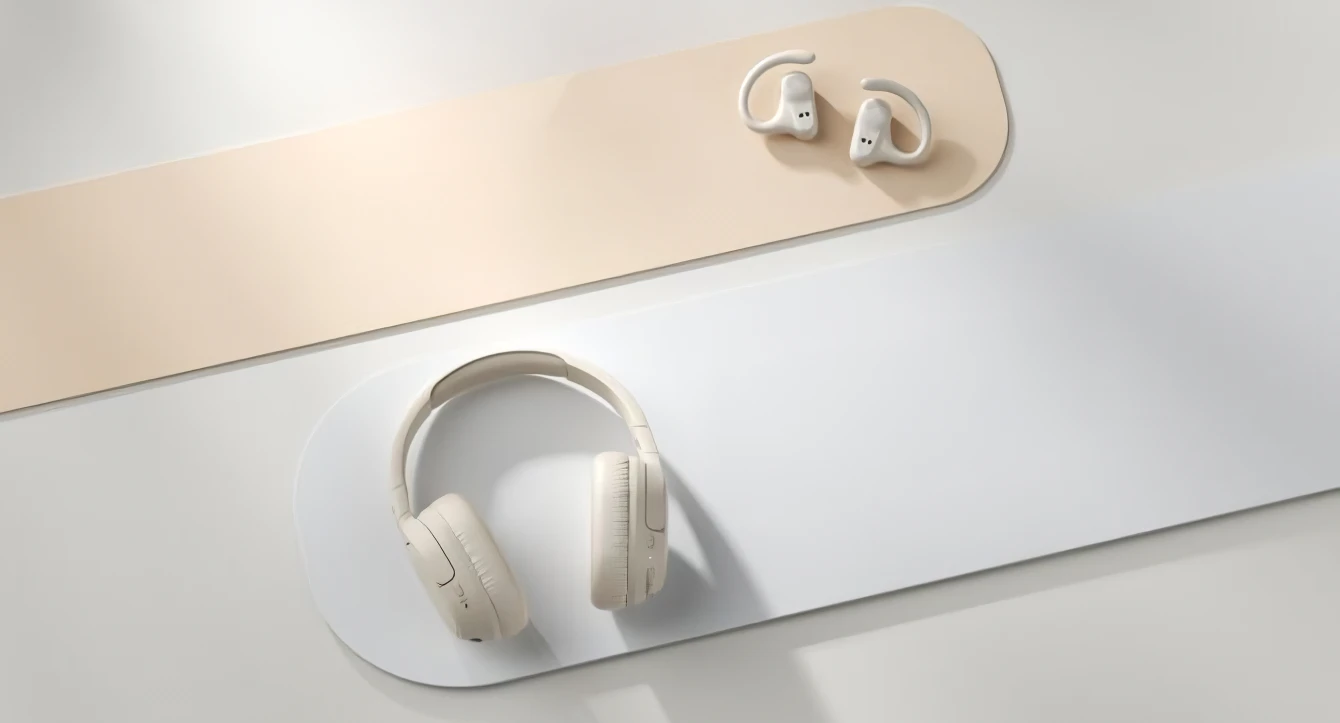 Femme avec écouteurs open-ear sans fil Belkin, vêtue d'une veste gris clair