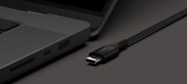 Câble USB-C tressé noir Belkin connecté à un PC portable gris