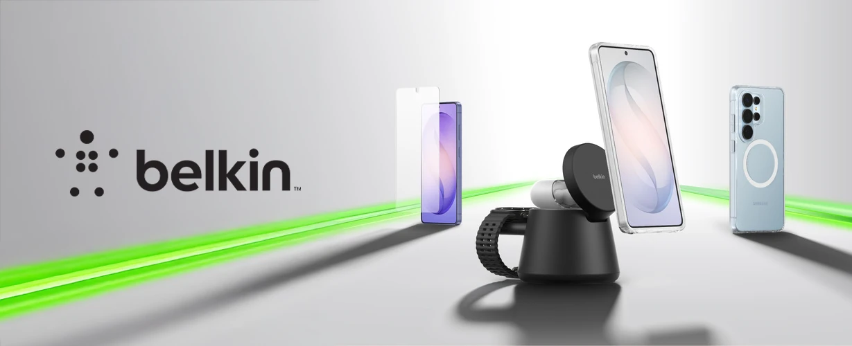 Logo Belkin avec casque sans fil, powerbank noir et chargeurs sans fil sur des présentoirs beiges