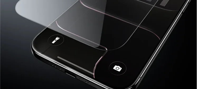 Gros plan d'un screenprotector Belkin posé sur l'écran d'un smartphone noir