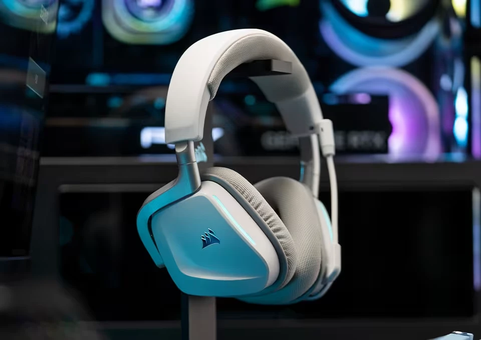 Casque gaming sans fil Corsair en blanc et bleu avec rétroéclairage RGB