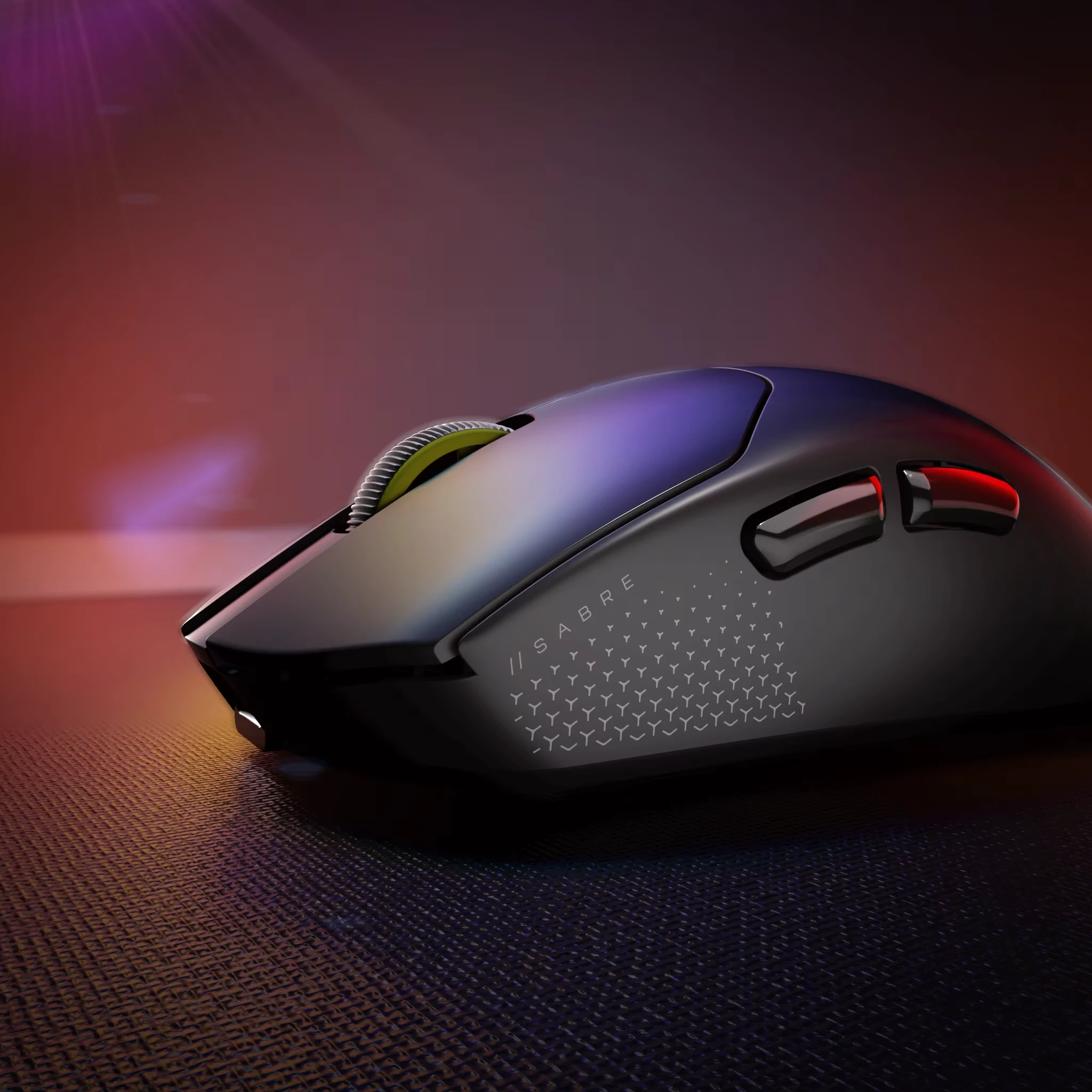 Souris gaming sans fil Corsair Sabre en noir sur tapis de souris