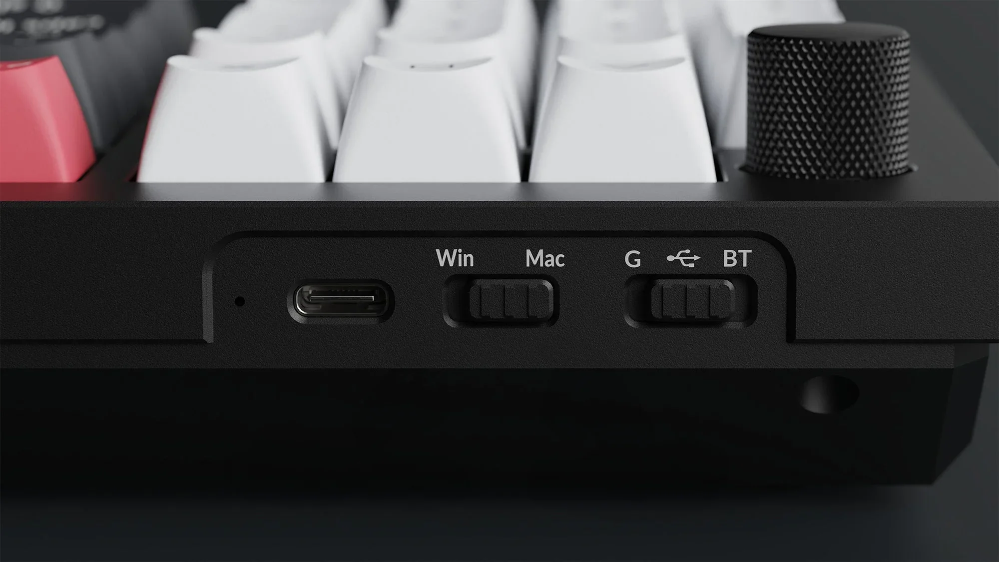 Vue de côté d'un clavier mécanique noir Keychron avec port USB-C, switch Win/Mac et molette
