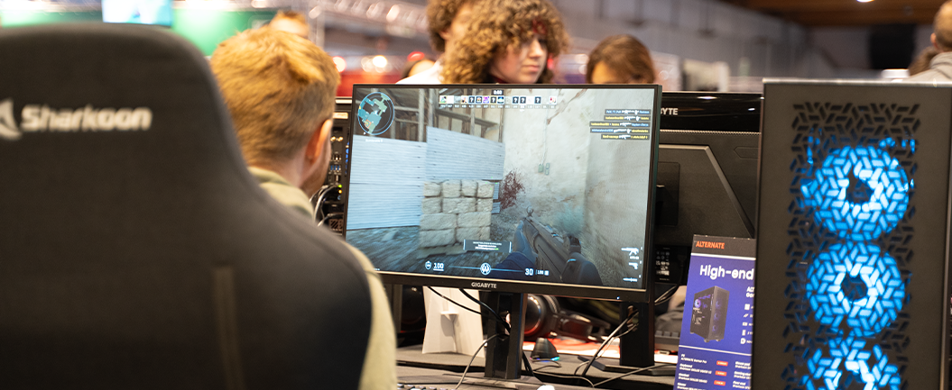 Gamer dat CS2 speelt