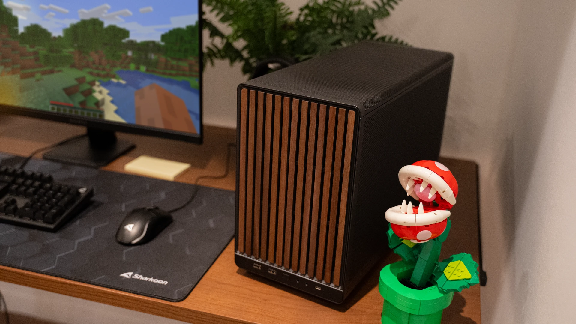 PC compact noir avec panneau frontal en bois sur bureau