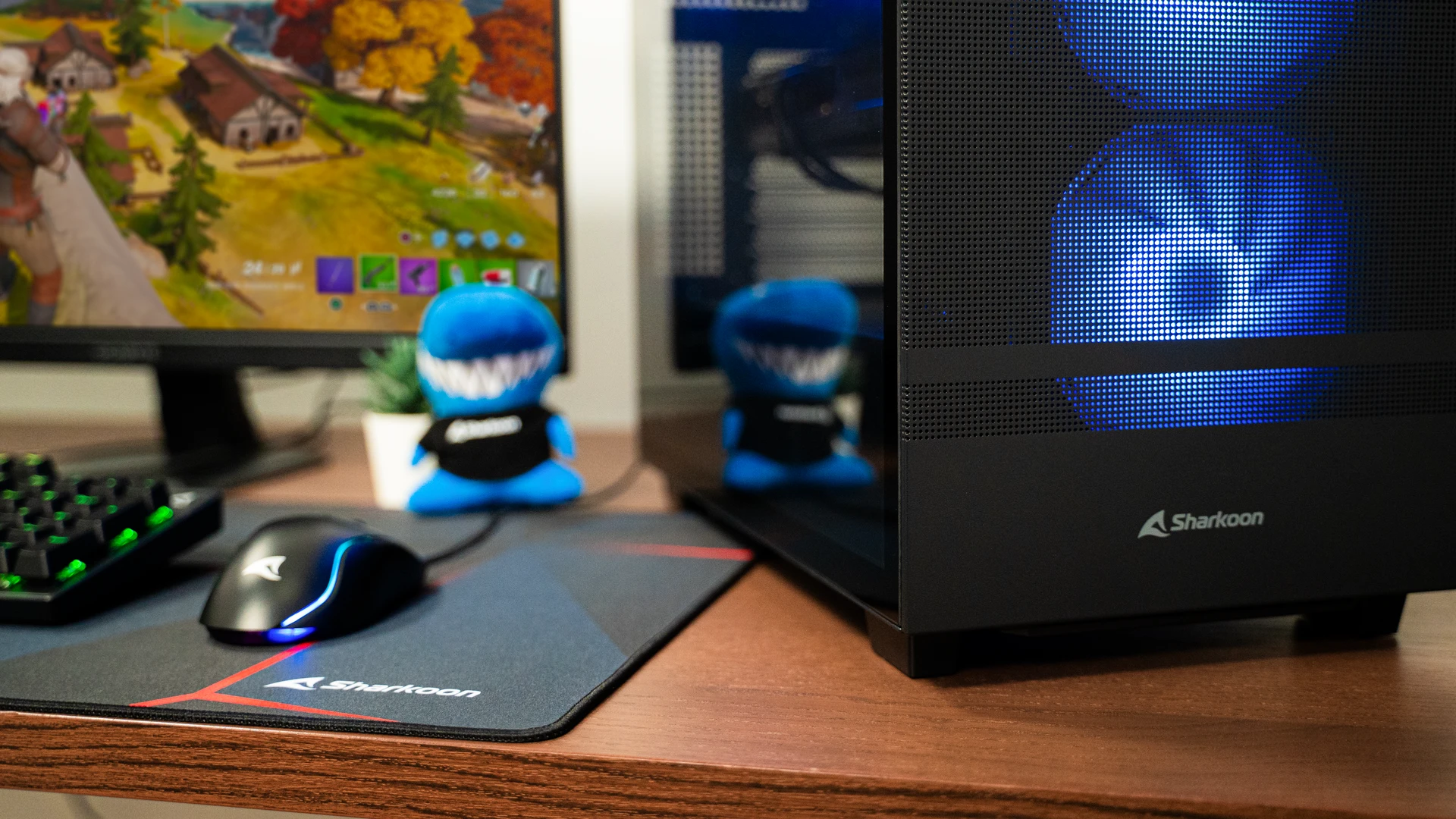 PC gaming noir avec trois ventilateurs frontaux bleus