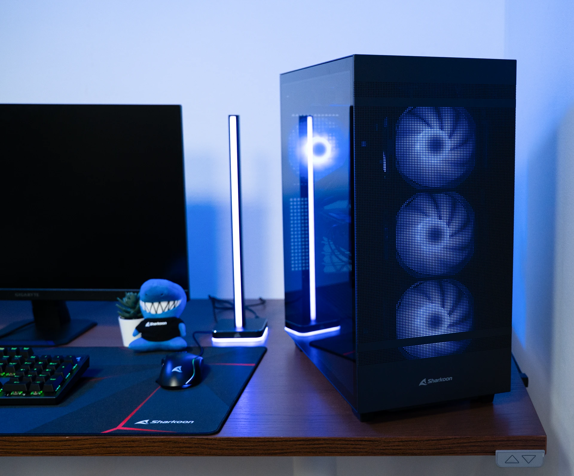 PC gaming noir avec ventilateurs RGB bleus sur bureau