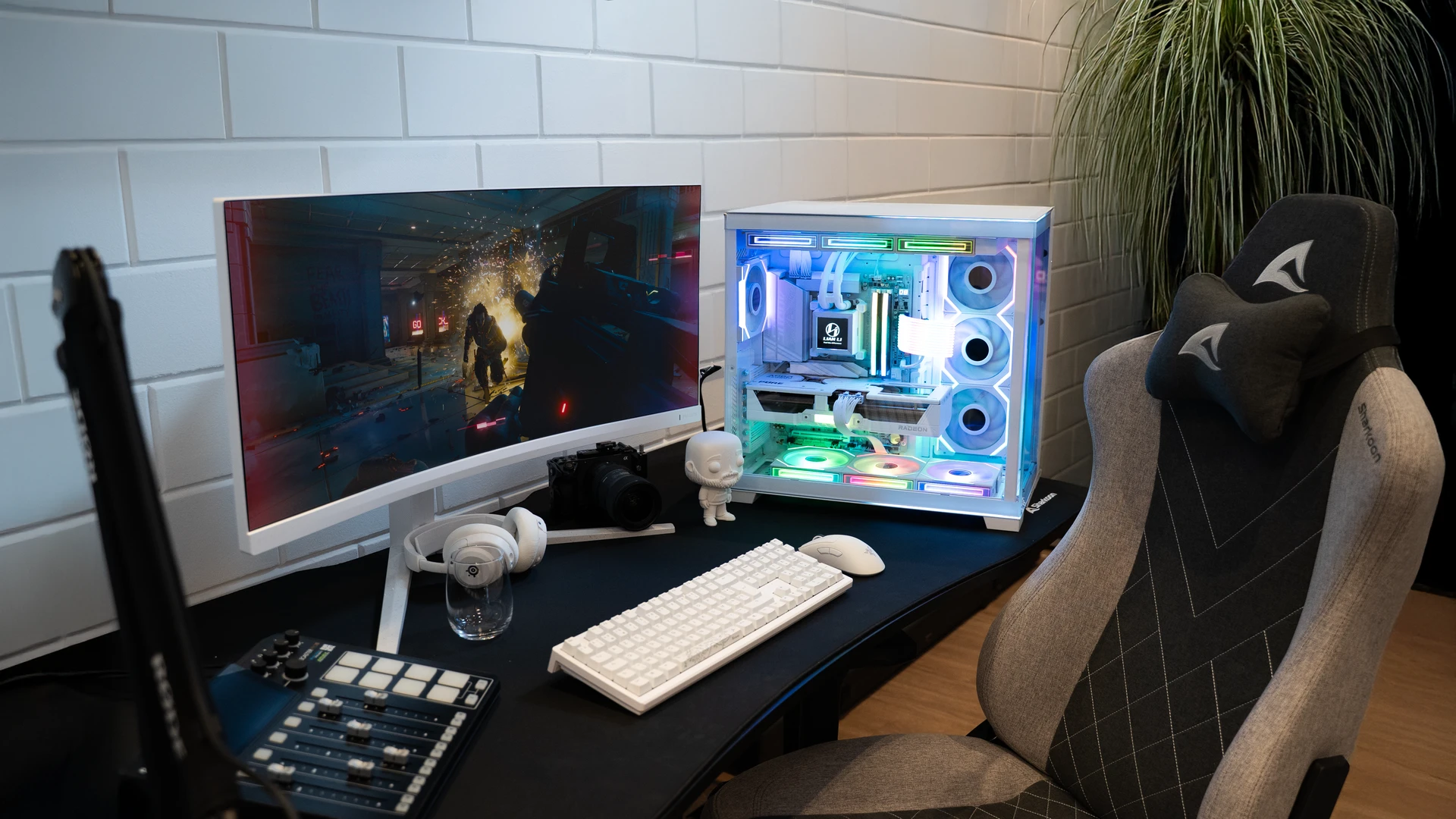 PC gaming haut de gamme blanc avec boîtier en verre et éclairage RGB