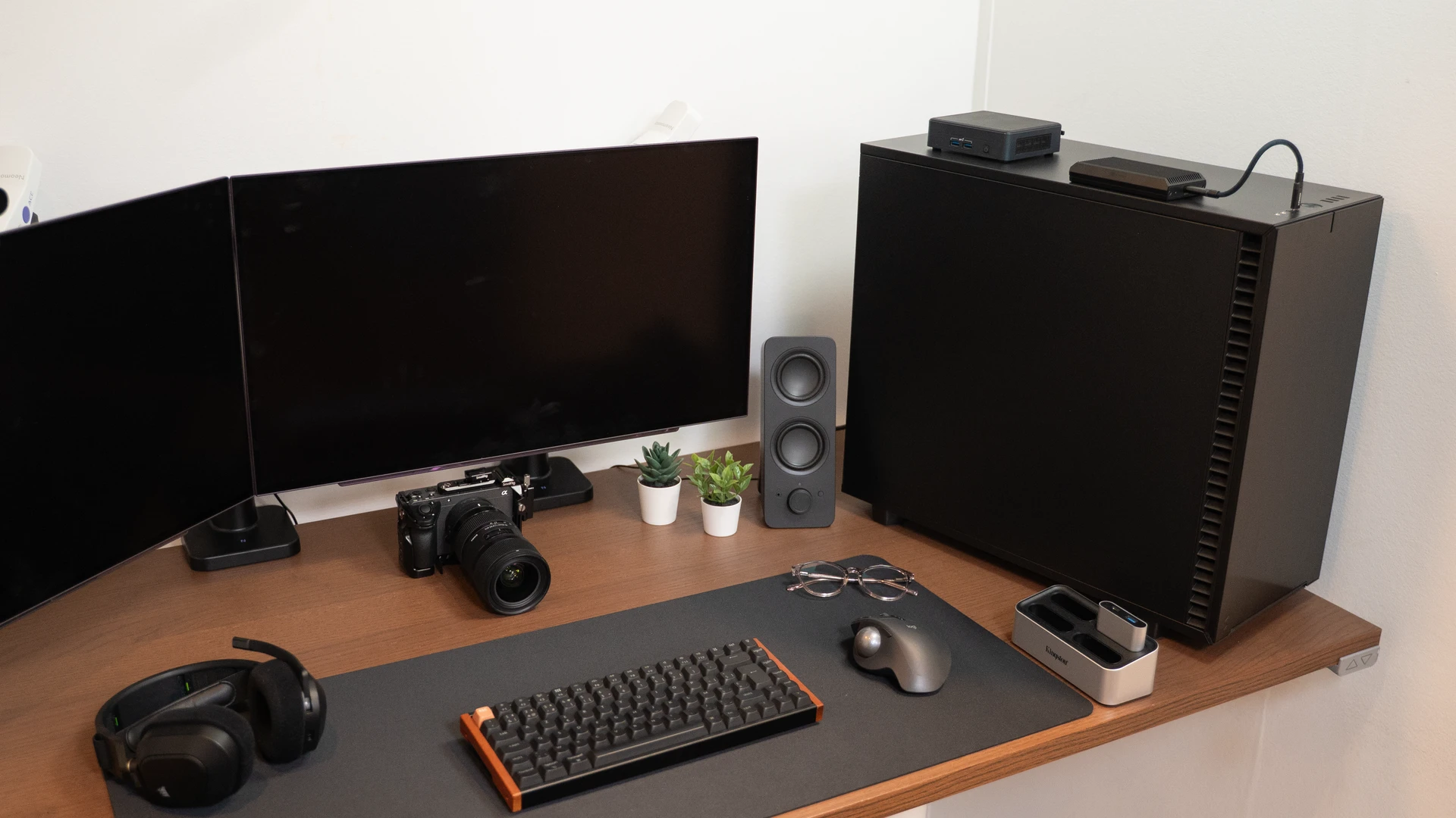 PC workstation CAD sur un bureau