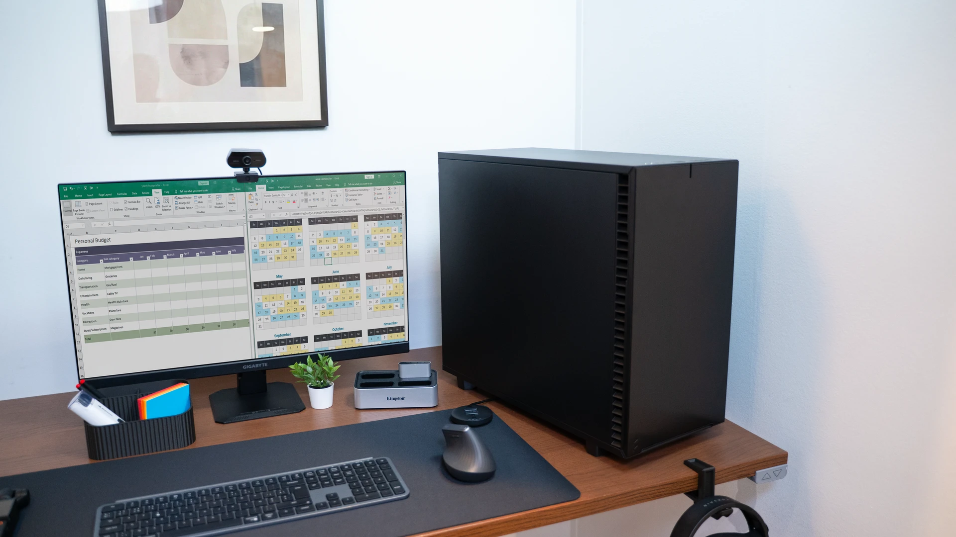 PC tour noir compact sur un bureau