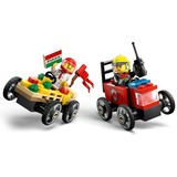 LEGO City - Kit de voiture de course: camion de livraison de pizzas contre camion de pompiers, Jouets de construction 60458 | set de course de caisses à savon