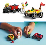 LEGO City - Kit de voiture de course: camion de livraison de pizzas contre camion de pompiers, Jouets de construction 60458 | set de course de caisses à savon