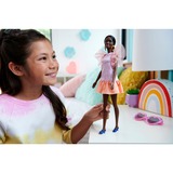 Mattel Barbie Fashionistas - Poupée avec jupe imprimé pêche-blanc, talons bleus et queue de cheval 