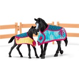 Schleich Horse Club - Box à chevaux avec jument et poulain, Figurine 