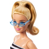 Mattel Barbie Fashionistas #213 - Poupée blonde avec haut rayé, jupe rose et lunettes de soleil 