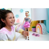 Mattel Barbie Fashionistas #213 - Poupée blonde avec haut rayé, jupe rose et lunettes de soleil 