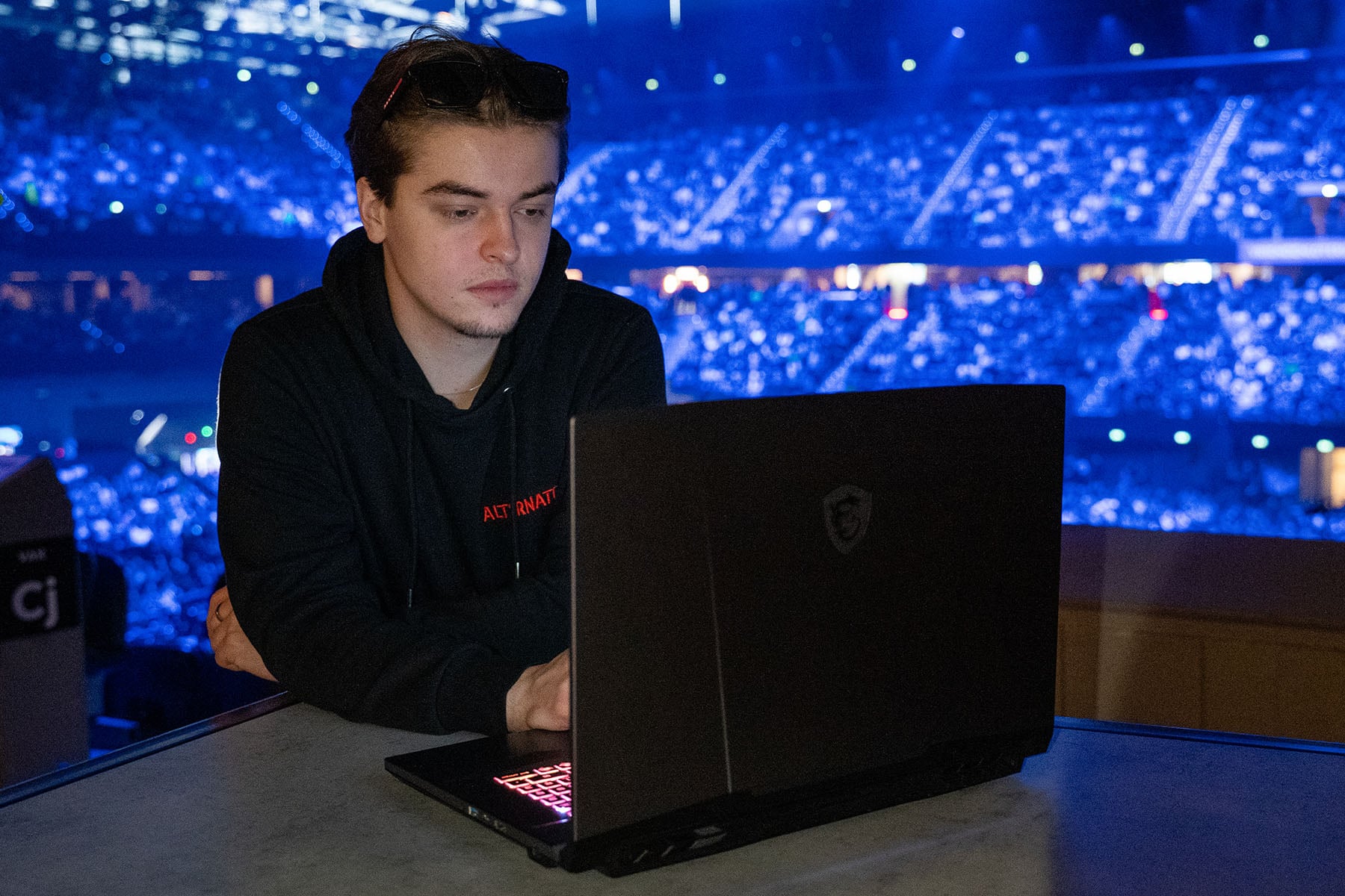 L'équipe ALTERNATE travaille en live sur un PC portable MSI pendant le BLAST Open Rotterdam 2026